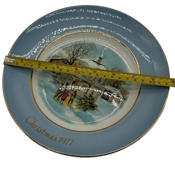 Vintage Avon Christmas 1977 Decorative Plate “Carollers in The Snow” - Picture 5 of 6